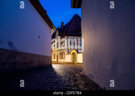 Stretto vicolo storico nella città vecchia di Bamberga di notte, Patrimonio dell'Umanità Città di Bamberga, Germania Foto Stock