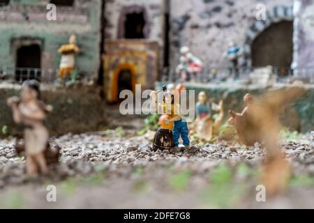 Miniatura di un fabbro su un presepe napoletano. L'arte della natività napoletana di S. Gregorio Armeno, S. Gregorio Armeno è una stradina del centro storico di Napoli. Foto Stock