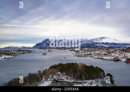 Case colorate a Bronnoysund sulla costa marina in Norvegia Foto Stock
