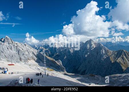 Splendida vista da Zugspitze, la montagna più alta della Germania Foto Stock