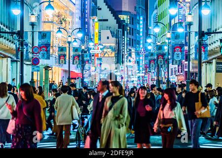 Shibuya Nightlife Lights Tokyo Giappone folle di persone Foto Stock