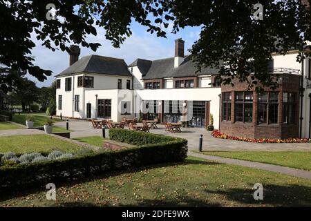 Western House, Ayr racecourse, Ayr, Ayrshire, Scozia, Regno Unito il Western House Hotel di Ayr è stato costruito nel 1920, all'interno dei terreni di Ayr Racecourse, il migliore ippodromo in Scozia; era in precedenza la sede del Clerk of the Course prima di diventare la sede del Western Meeting Club. Nel 2003 l'ippodromo è stato ripreso e negli anni successivi Western House è stato restaurato e ristrutturato in uno degli hotel più apprezzati dell'Ayrshire. Witihin The Grounds è il 1975 è la statua di bronzo scultura di Rum Rosso fatta dall'artista Annette Yarrow Foto Stock