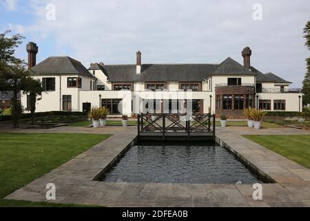 Western House, Ayr racecourse, Ayr, Ayrshire, Scozia, Regno Unito il Western House Hotel di Ayr è stato costruito nel 1920, all'interno dei terreni di Ayr Racecourse, il migliore ippodromo in Scozia; era in precedenza la sede del Clerk of the Course prima di diventare la sede del Western Meeting Club. Nel 2003 l'ippodromo è stato ripreso e negli anni successivi Western House è stato restaurato e ristrutturato in uno degli hotel più apprezzati dell'Ayrshire. Witihin The Grounds è il 1975 è la statua di bronzo scultura di Rum Rosso fatta dall'artista Annette Yarrow Foto Stock