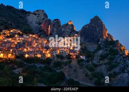 Bel piccolo villaggio Castelmezzano in dolomiti lucane sulle montagne blu ora Foto Stock