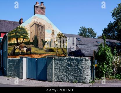 Scena medievale dipinta sulla facciata della casa cittadina nella contea di Cork, Irlanda Foto Stock