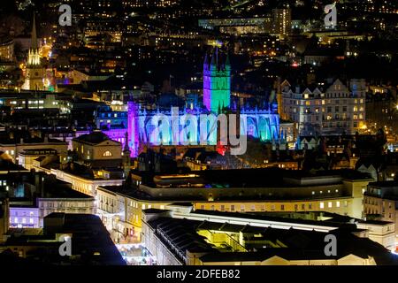 Bath, Regno Unito. 4 Dicembre 2020. L'abbazia di Bath è raffigurata bagnata dalla luce in una frizzante serata d'inverno. Per illuminare i giorni bui Bath BID ha messo in atto alcune spettacolari luci da monumento in alcune delle strade più rappresentative di Bath. Le installazioni sono state progettate e prodotte da Fineline Lighting e visitare Bath e le strade lo saranno illuminato tutti i giorni fino alla fine dell'anno. Credit: Lynchpics/Alamy Live News Foto Stock