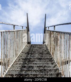 Un basso angolo di scale arrugginite Foto Stock