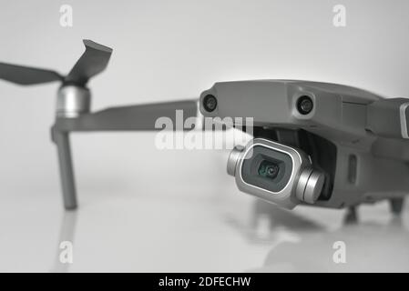 Primo piano del nuovo drone grigio scuro ad alta risoluzione fotocamera digitale e sensori isolati su sfondo grigio Foto Stock