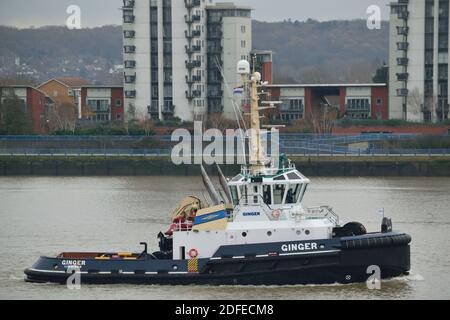 Lo ZENZERO del porto visto operare sul Tamigi a Londra A sostegno dell'ormeggio delle navi da carico nel porto di Londra Foto Stock