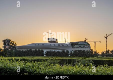 Parigi, Francia - 21 giugno 2020: La Defense Arena durante il tramonto Foto Stock