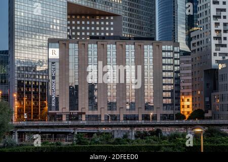 Parigi, Francia - 20 giu 2020: Facciata rinascimentale dell'hotel di notte a la Defense Foto Stock