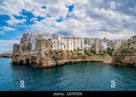 Scogliere di Polignano a Mare in una giornata calda e soleggiata, Puglia, Italia Foto Stock