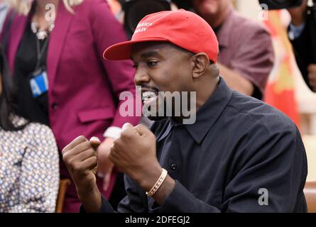 File photo datato 11 ottobre 2018 dell'artista Kanye West parla all'Ufficio ovale della Casa Bianca durante un incontro con il Presidente Trump per discutere il sistema giudiziario penale e la riforma delle carceri a Washington, DC. Il rapper AMERICANO Kanye West ha preso a Twitter durante il fine settimana per annunciare che era in corsa per il presidente, con la sua dichiarazione che rapidamente è virale e che ha portato a una raffica di speculazione. La moglie Kim Kardashian West e l'imprenditore Elon Musk lo appoggiarono. Foto di Olivier Douliery/Abaca Press Foto Stock