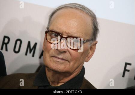 File photo datato 29 ottobre 2008 del compositore italiano Ennio Morricone si pone durante una fotocellula per 'Resolution 819' come parte del 3° 'Rome Film Festival' a Roma, Italia. Ennio Morricone, il vincitore dell'Oscar, i cui punteggi inquietanti e inventivi hanno sapientemente accentuato la tensione senza dialoghi degli spaghetti occidentali diretti da Sergio Leone, è morto. Aveva 91 anni. Foto di Denis Guignebourg/ABACAPRESS.COM Foto Stock