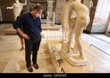 Riapertura del museo più visitato al mondo, il Louvre dopo mesi di chiusura a causa della pandemia del Covid-19 il 6 luglio 2020 a Parigi, Francia. Il Musée du Louvre, il Carrousel e i giardini delle Tuileries sono aperti. Per garantire condizioni ottimali, tutti i visitatori dovranno prenotare un time slot e indossare una maschera nel museo. Foto di Jerome Domine/ABACAPRESS.COM Foto Stock