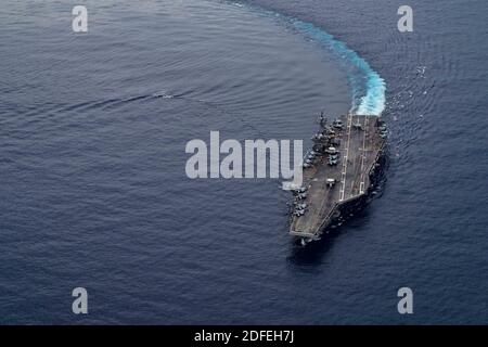 Distribuire la foto datata 4 luglio 2020 dell’unica portaerei della Marina militare USS Ronald Reagan (CVN 76) che viene schierata in avanti attraversa le acque internazionali e conduce operazioni di volo di routine, garantendo la capacità e la prontezza di combattimento di Ronald Reagan. Per la prima volta in sei anni, due portaerei della Marina statunitense si trovano nel Mar Cinese Meridionale. I due vettori statunitensi arrivarono nella regione quando la Cina confezionò il proprio insieme di esercizi navali vicino a una catena di isole contesa. I media statali di Pechino hanno portato notizie che vantavano la disponibilità del paese a respingere qualsiasi tentativo degli Stati Uniti di contestare le sue rivendicazioni. Navy USA Foto Stock