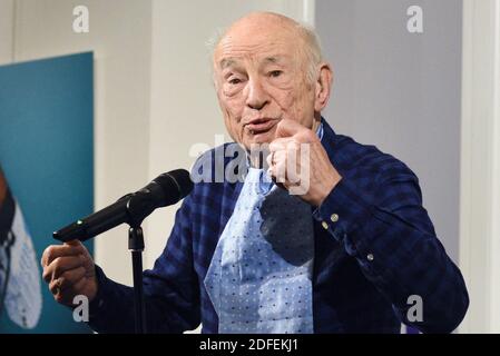 File photo datato gennaio 13,2018 del filosofo e sociologo francese internazionalmente riconosciuto Edgar Morin in ad un libro firmato a Strasburgo, Francia orientale. Morin compie 99 anni l'8 luglio. Foto di Nicolas Roses/ABACAPRESS.COM Foto Stock