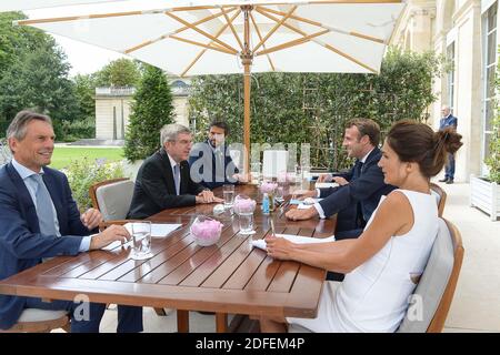 Incontro tra il Presidente della Repubblica Emmanuel Macron e Thomas Bach, Presidente del Comitato Olimpico Internazionale, con Tony Estanguet, Presidente Parigi 2024, e Alice Rufo, Consigliere di Emmanuel Macron al Palazzo Elysee, a Parigi, Francia, l'8 luglio 2020. Foto di Isa Harsin/Pool/ABACAPRESS.COM Foto Stock