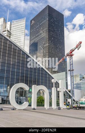 Parigi, Francia - 13 giugno 2020: Lettera CNIT di grandi dimensioni prima del centro commerciale di la Defense Foto Stock