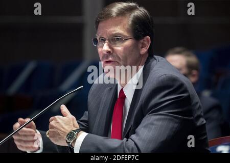 Il Segretario DELLA Difesa STATUNITENSE Mark Esper testimonia prima dell'audizione del Comitato dei servizi armati della Camera degli Stati Uniti sul "Dipartimento delle autorità della Difesa e dei ruoli relativi all'applicazione civile delle leggi", a Capitol Hill a Washington, DC, USA, il 9 luglio 2020. Foto di Michael Reynolds/piscina/ABACAPRESS.COM Foto Stock