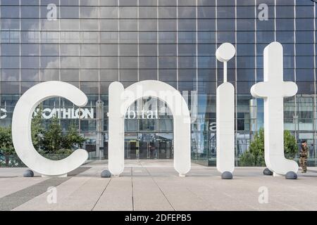 Parigi, Francia - 13 giugno 2020: Lettera CNIT di grandi dimensioni prima del centro commerciale di la Defense Foto Stock