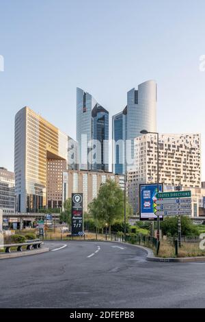 Parigi, Francia - 21 giu 2020: Moderni grattacieli della sede centrale a la Defense Foto Stock