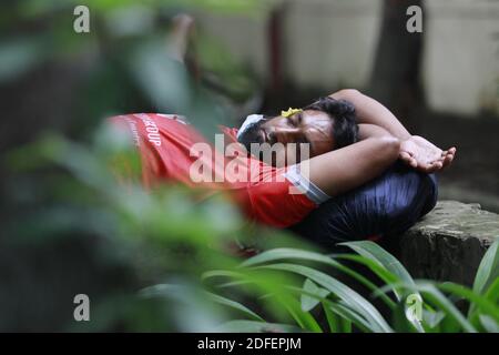 Durante l'epidemia di COVID-19, un uomo del Bangladesh si addormenta all'ombra dell'albero per ottenere sollievo dal caldo, a Dhaka, Bangladesh, il 10 luglio 2020. Foto di Kanti Das Suvra/ABACAPRESS.COM Foto Stock
