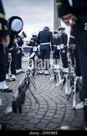 I membri dell'Ecole Du personnel paramedico Des Armees si preparano per la sfilata della Bastiglia del 14 luglio a Place de la Concorde a Parigi il 14 luglio 2020. La Francia tiene una cerimonia molto più piccola dopo che la parata annuale è stata annullata a causa dei requisiti di distanza sociale del coronavirus, sostituendola con un tributo agli operatori sanitari che combattono la pandemia. La parata annuale segna il 1789 luglio 14, l'assalto della fortezza della Bastiglia a Parigi durante la Rivoluzione Francese, ed è stata tenuta sugli Champs-Elysees dalla prima Guerra Mondiale Foto di Eliot Blondt/ABACAPRESS.COM Foto Stock