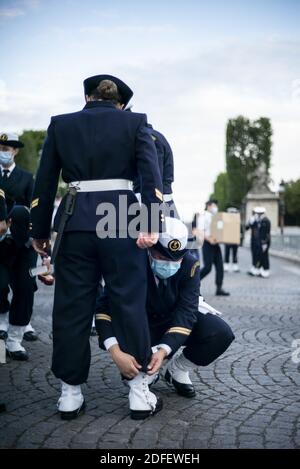 I membri dell'Ecole Du personnel paramedico Des Armees si preparano per la sfilata della Bastiglia del 14 luglio a Place de la Concorde a Parigi il 14 luglio 2020. La Francia tiene una cerimonia molto più piccola dopo che la parata annuale è stata annullata a causa dei requisiti di distanza sociale del coronavirus, sostituendola con un tributo agli operatori sanitari che combattono la pandemia. La parata annuale segna il 1789 luglio 14, l'assalto della fortezza della Bastiglia a Parigi durante la Rivoluzione Francese, ed è stata tenuta sugli Champs-Elysees dalla prima Guerra Mondiale Foto di Eliot Blondt/ABACAPRESS.COM Foto Stock