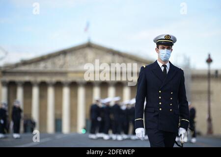 I marinai, indossando la maschera facciale, si preparano per la sfilata della Bastiglia del 14 luglio a Place de la Concorde a Parigi il 14 luglio 2020. La Francia tiene una cerimonia molto più piccola dopo che la parata annuale è stata annullata a causa dei requisiti di distanza sociale del coronavirus, sostituendola con un tributo agli operatori sanitari che combattono la pandemia. La parata annuale segna il 1789 luglio 14, l'assalto della fortezza della Bastiglia a Parigi durante la Rivoluzione Francese, ed è stata tenuta sugli Champs-Elysees dalla prima Guerra Mondiale Foto di Eliot Blondt/ABACAPRESS.COM Foto Stock