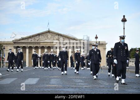 I marinai, indossando la maschera facciale, si preparano per la sfilata della Bastiglia del 14 luglio a Place de la Concorde a Parigi il 14 luglio 2020. La Francia tiene una cerimonia molto più piccola dopo che la parata annuale è stata annullata a causa dei requisiti di distanza sociale del coronavirus, sostituendola con un tributo agli operatori sanitari che combattono la pandemia. La parata annuale segna il 1789 luglio 14, l'assalto della fortezza della Bastiglia a Parigi durante la Rivoluzione Francese, ed è stata tenuta sugli Champs-Elysees dalla prima Guerra Mondiale Foto di Eliot Blondt/ABACAPRESS.COM Foto Stock