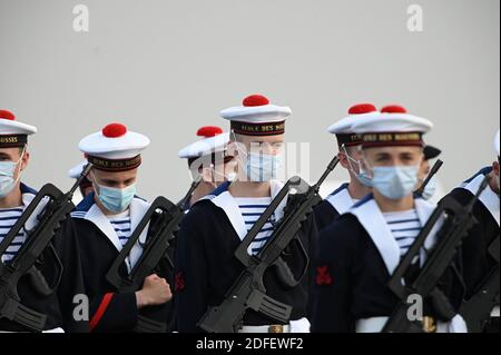 I marinai, indossando la maschera facciale, si preparano per la sfilata della Bastiglia del 14 luglio a Place de la Concorde a Parigi il 14 luglio 2020. La Francia tiene una cerimonia molto più piccola dopo che la parata annuale è stata annullata a causa dei requisiti di distanza sociale del coronavirus, sostituendola con un tributo agli operatori sanitari che combattono la pandemia. La parata annuale segna il 1789 luglio 14, l'assalto della fortezza della Bastiglia a Parigi durante la Rivoluzione Francese, ed è stata tenuta sugli Champs-Elysees dalla prima Guerra Mondiale Foto di Eliot Blondt/ABACAPRESS.COM Foto Stock