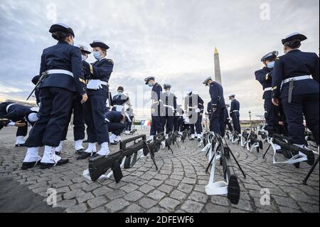 I membri dell'Ecole Du personnel paramedico Des Armees si preparano per la sfilata della Bastiglia del 14 luglio a Place de la Concorde a Parigi il 14 luglio 2020. La Francia tiene una cerimonia molto più piccola dopo che la parata annuale è stata annullata a causa dei requisiti di distanza sociale del coronavirus, sostituendola con un tributo agli operatori sanitari che combattono la pandemia. La parata annuale segna il 1789 luglio 14, l'assalto della fortezza della Bastiglia a Parigi durante la Rivoluzione Francese, ed è stata tenuta sugli Champs-Elysees dalla prima Guerra Mondiale Foto di Eliot Blondt/ABACAPRESS.COM Foto Stock