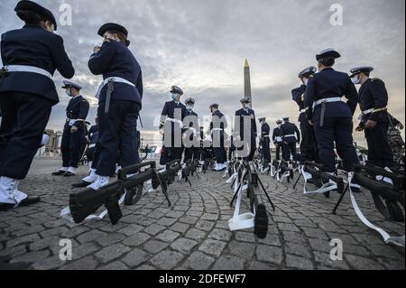 I membri dell'Ecole Du personnel paramedico Des Armees si preparano per la sfilata della Bastiglia del 14 luglio a Place de la Concorde a Parigi il 14 luglio 2020. La Francia tiene una cerimonia molto più piccola dopo che la parata annuale è stata annullata a causa dei requisiti di distanza sociale del coronavirus, sostituendola con un tributo agli operatori sanitari che combattono la pandemia. La parata annuale segna il 1789 luglio 14, l'assalto della fortezza della Bastiglia a Parigi durante la Rivoluzione Francese, ed è stata tenuta sugli Champs-Elysees dalla prima Guerra Mondiale Foto di Eliot Blondt/ABACAPRESS.COM Foto Stock