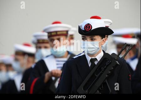 I marinai, indossando la maschera facciale, si preparano per la sfilata della Bastiglia del 14 luglio a Place de la Concorde a Parigi il 14 luglio 2020. La Francia tiene una cerimonia molto più piccola dopo che la parata annuale è stata annullata a causa dei requisiti di distanza sociale del coronavirus, sostituendola con un tributo agli operatori sanitari che combattono la pandemia. La parata annuale segna il 1789 luglio 14, l'assalto della fortezza della Bastiglia a Parigi durante la Rivoluzione Francese, ed è stata tenuta sugli Champs-Elysees dalla prima Guerra Mondiale Foto di Eliot Blondt/ABACAPRESS.COM Foto Stock