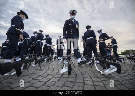 I membri dell'Ecole Du personnel paramedico Des Armees si preparano per la sfilata della Bastiglia del 14 luglio a Place de la Concorde a Parigi il 14 luglio 2020. La Francia tiene una cerimonia molto più piccola dopo che la parata annuale è stata annullata a causa dei requisiti di distanza sociale del coronavirus, sostituendola con un tributo agli operatori sanitari che combattono la pandemia. La parata annuale segna il 1789 luglio 14, l'assalto della fortezza della Bastiglia a Parigi durante la Rivoluzione Francese, ed è stata tenuta sugli Champs-Elysees dalla prima Guerra Mondiale Foto di Eliot Blondt/ABACAPRESS.COM Foto Stock