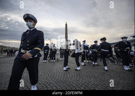 I membri dell'Ecole Du personnel paramedico Des Armees si preparano per la sfilata della Bastiglia del 14 luglio a Place de la Concorde a Parigi il 14 luglio 2020. La Francia tiene una cerimonia molto più piccola dopo che la parata annuale è stata annullata a causa dei requisiti di distanza sociale del coronavirus, sostituendola con un tributo agli operatori sanitari che combattono la pandemia. La parata annuale segna il 1789 luglio 14, l'assalto della fortezza della Bastiglia a Parigi durante la Rivoluzione Francese, ed è stata tenuta sugli Champs-Elysees dalla prima Guerra Mondiale Foto di Eliot Blondt/ABACAPRESS.COM Foto Stock