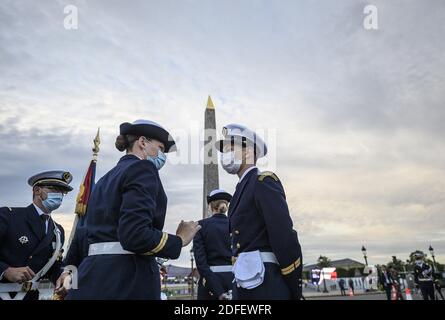 I membri dell'Ecole Du personnel paramedico Des Armees si preparano per la sfilata della Bastiglia del 14 luglio a Place de la Concorde a Parigi il 14 luglio 2020. La Francia tiene una cerimonia molto più piccola dopo che la parata annuale è stata annullata a causa dei requisiti di distanza sociale del coronavirus, sostituendola con un tributo agli operatori sanitari che combattono la pandemia. La parata annuale segna il 1789 luglio 14, l'assalto della fortezza della Bastiglia a Parigi durante la Rivoluzione Francese, ed è stata tenuta sugli Champs-Elysees dalla prima Guerra Mondiale Foto di Eliot Blondt/ABACAPRESS.COM Foto Stock