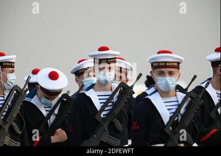 I marinai, indossando la maschera facciale, si preparano per la sfilata della Bastiglia del 14 luglio a Place de la Concorde a Parigi il 14 luglio 2020. La Francia tiene una cerimonia molto più piccola dopo che la parata annuale è stata annullata a causa dei requisiti di distanza sociale del coronavirus, sostituendola con un tributo agli operatori sanitari che combattono la pandemia. La parata annuale segna il 1789 luglio 14, l'assalto della fortezza della Bastiglia a Parigi durante la Rivoluzione Francese, ed è stata tenuta sugli Champs-Elysees dalla prima Guerra Mondiale Foto di Eliot Blondt/ABACAPRESS.COM Foto Stock