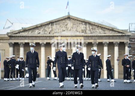 I marinai, indossando la maschera facciale, si preparano per la sfilata della Bastiglia del 14 luglio a Place de la Concorde a Parigi il 14 luglio 2020. La Francia tiene una cerimonia molto più piccola dopo che la parata annuale è stata annullata a causa dei requisiti di distanza sociale del coronavirus, sostituendola con un tributo agli operatori sanitari che combattono la pandemia. La parata annuale segna il 1789 luglio 14, l'assalto della fortezza della Bastiglia a Parigi durante la Rivoluzione Francese, ed è stata tenuta sugli Champs-Elysees dalla prima Guerra Mondiale Foto di Eliot Blondt/ABACAPRESS.COM Foto Stock