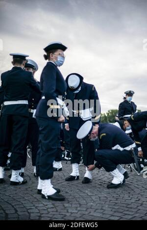 I membri dell'Ecole Du personnel paramedico Des Armees si preparano per la sfilata della Bastiglia del 14 luglio a Place de la Concorde a Parigi il 14 luglio 2020. La Francia tiene una cerimonia molto più piccola dopo che la parata annuale è stata annullata a causa dei requisiti di distanza sociale del coronavirus, sostituendola con un tributo agli operatori sanitari che combattono la pandemia. La parata annuale segna il 1789 luglio 14, l'assalto della fortezza della Bastiglia a Parigi durante la Rivoluzione Francese, ed è stata tenuta sugli Champs-Elysees dalla prima Guerra Mondiale Foto di Eliot Blondt/ABACAPRESS.COM Foto Stock