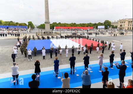 Gerard Larcher, Brigitte e il presidente francese Emmanuel Macron, Jean Castex e Richard Ferrand durante la sfilata della Bastiglia del 14 luglio a Place de la Concorde a Parigi il 14 luglio 2020. La Francia tiene una cerimonia molto più piccola dopo che la parata annuale è stata annullata a causa dei requisiti di distanza sociale del coronavirus, sostituendola con un tributo agli operatori sanitari che combattono la pandemia. La sfilata annuale segna il 1789 luglio 14, l'assalto della fortezza della Bastiglia a Parigi durante la Rivoluzione Francese, ed è stato tenuto sugli Champs-Elysees dalla prima Guerra Mondiale Foto di Jacques/Pool/ABACAPRESS.COM Foto Stock