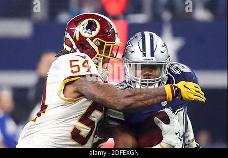 NO FILM, NO VIDEO, NO TV, NO DOCUMENTARIO - file photo datato 24 novembre 2016 di Washington Redskins Inside linebacker Mason Foster (54) afferra Dallas Cowboys running back Ezechiel Elliott (21) nel quarto trimestre presso L'AT&T Stadium di Arlington, TX, USA. Il team NFL ha annunciato Venerdì sarà revisione del nome, a lungo criticato per connotazioni razziste. "Alla luce dei recenti eventi in tutto il nostro paese e del feedback della nostra comunità, i Washington Redskins annunciano che il team sarà sottoposto a una revisione completa del nome del team", ha detto i Redskins in una dichiarazione. "Questa revisione formalizza il di iniziale Foto Stock