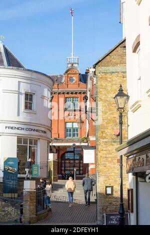 A pochi passi dalla Royal Shopping Arcade, Goswell Hill, Windsor, Berkshire, Inghilterra, Regno Unito Foto Stock