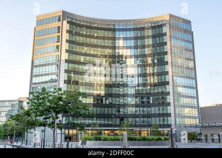 Parigi, Francia - 21 giu 2020: Moderna facciata in vetro durante il tramonto a la Defense Foto Stock