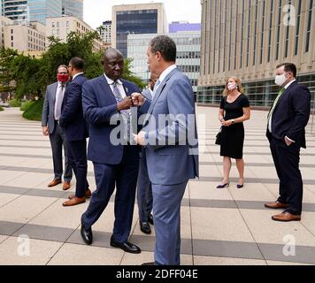 NESSUN FILM, NESSUN VIDEO, NESSUNA TV, NESSUN DOCUMENTARIO - il procuratore ben Crump, che rappresenta la famiglia di George Floyd, annuncia in una conferenza stampa che la famiglia di Floyd sta citando la città di Minneapolis e i quattro ufficiali coinvolti nella sua morte, Citando un fallimento nella corretta formazione della polizia e una cultura di dipartimento razzista che ha portato a una "negazione incessante" dei diritti civili di Floyd Mercoledì, 15 luglio 2020, al di fuori del tribunale federale degli Stati Uniti a Minneapolis, MN, USA. Qui, Crump batte i pugni con il co-consulente Antonio Romanucci dopo la conferenza stampa. Foto di David Joles/Minneapolis Star Tribune/TNS/ABA Foto Stock