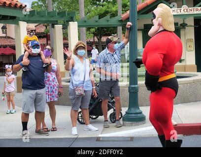 NESSUN FILM, NESSUN VIDEO, NESSUNA TV, NESSUN DOCUMENTARIO - gli ospiti ondeggiano a MR. Incredible durante un pop-up dei personaggi Pixar al Disney's Hollywood Studios a Walt Disney World, il secondo giorno della riapertura del parco, a Lake Buena Vista, Florida, giovedì 16 luglio 2020. Tutti e quattro i parchi della Florida di Disney sono ora aperti, tra cui Epcot, il Regno Magico e il Regno degli Animali, con capacità limitata e protocolli di sicurezza in risposta al pandenmic coronavirus. Foto di Joe Burbank/Orlando Sentinel/TNS/ABACAPRESS.COM Foto Stock