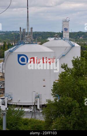Una visione generale dello stabilimento Air liquide di Feyzin, vicino a Lione, Francia, il 16 luglio 2020, dove la produzione di idrogeno viene compressa per lo stoccaggio ad alta pressione in forma gassosa. L'idrogeno può essere utilizzato come materia prima, combustibile o trasportatore di energia e stoccaggio, e ha molte applicazioni possibili nei settori dell'industria, dei trasporti, dell'energia e degli edifici. Cosa ancora più importante, non emette CO2 e non inquina l'aria quando viene utilizzata. E' quindi una parte importante della soluzione per raggiungere l'obiettivo di neutralità climatica del 2050 dell'accordo verde europeo. Foto di Julien Reynaud/APS-Medias/ABACAPRESS.COM Foto Stock