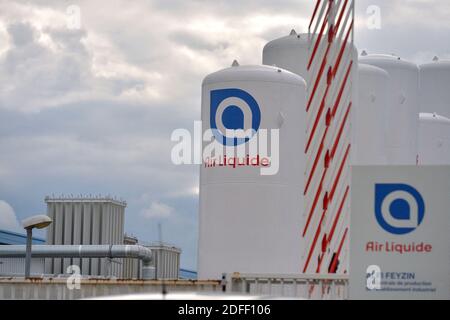Una visione generale dello stabilimento Air liquide di Feyzin, vicino a Lione, Francia, il 16 luglio 2020, dove la produzione di idrogeno viene compressa per lo stoccaggio ad alta pressione in forma gassosa. L'idrogeno può essere utilizzato come materia prima, combustibile o trasportatore di energia e stoccaggio, e ha molte applicazioni possibili nei settori dell'industria, dei trasporti, dell'energia e degli edifici. Cosa ancora più importante, non emette CO2 e non inquina l'aria quando viene utilizzata. E' quindi una parte importante della soluzione per raggiungere l'obiettivo di neutralità climatica del 2050 dell'accordo verde europeo. Foto di Julien Reynaud/APS-Medias/ABACAPRESS.COM Foto Stock