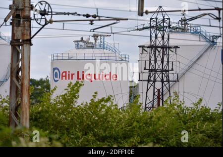 Una visione generale dello stabilimento Air liquide di Feyzin, vicino a Lione, Francia, il 16 luglio 2020, dove la produzione di idrogeno viene compressa per lo stoccaggio ad alta pressione in forma gassosa. L'idrogeno può essere utilizzato come materia prima, combustibile o trasportatore di energia e stoccaggio, e ha molte applicazioni possibili nei settori dell'industria, dei trasporti, dell'energia e degli edifici. Cosa ancora più importante, non emette CO2 e non inquina l'aria quando viene utilizzata. E' quindi una parte importante della soluzione per raggiungere l'obiettivo di neutralità climatica del 2050 dell'accordo verde europeo. Foto di Julien Reynaud/APS-Medias/ABACAPRESS.COM Foto Stock